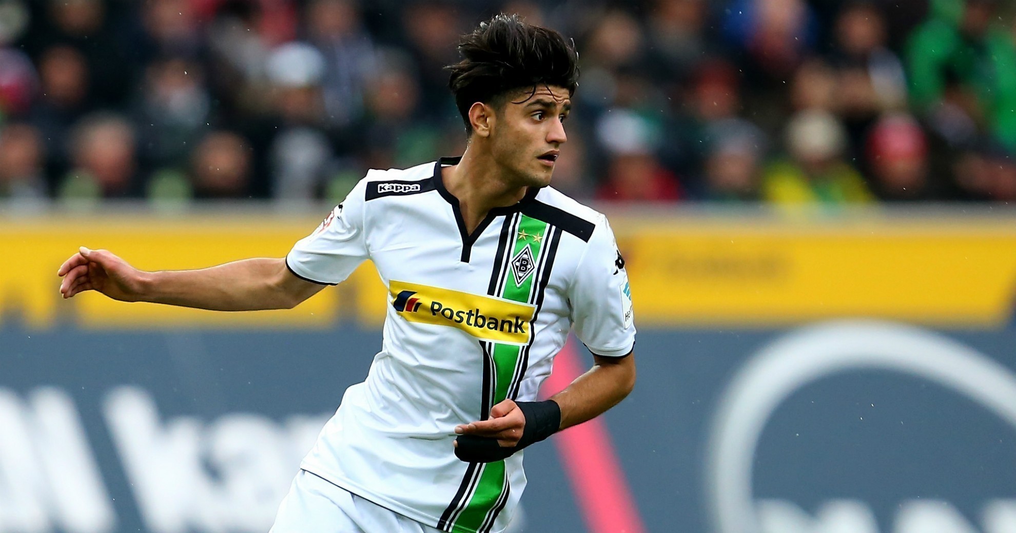 Mahmoud Dahoud a caminho do Dortmund
