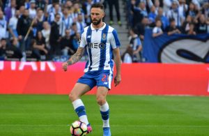 Miguel Layún é baixa para o clássico