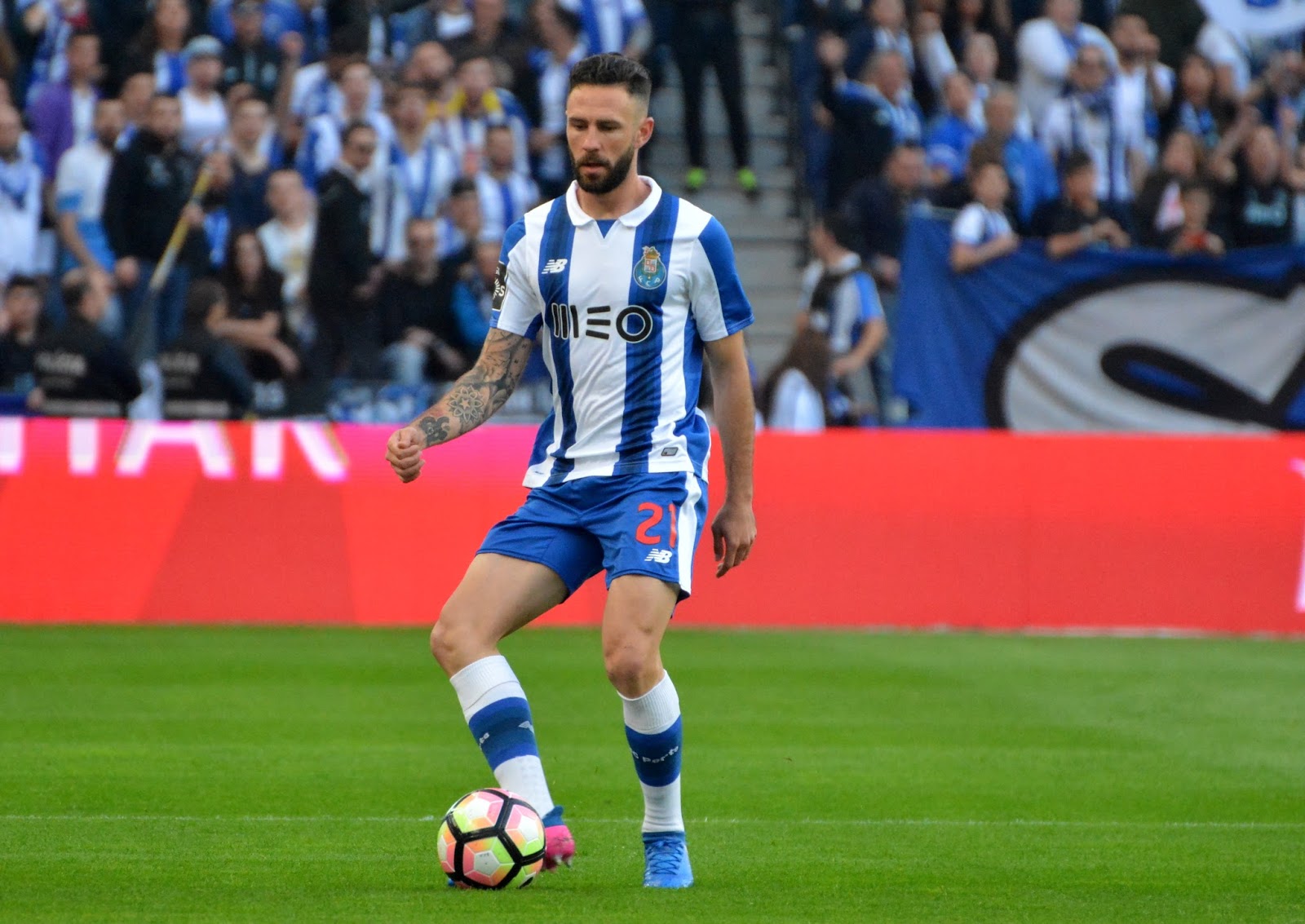 Miguel Layún é baixa para o clássico