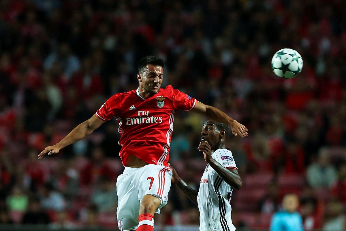 OFICIAL: Samaris renova com o Benfica