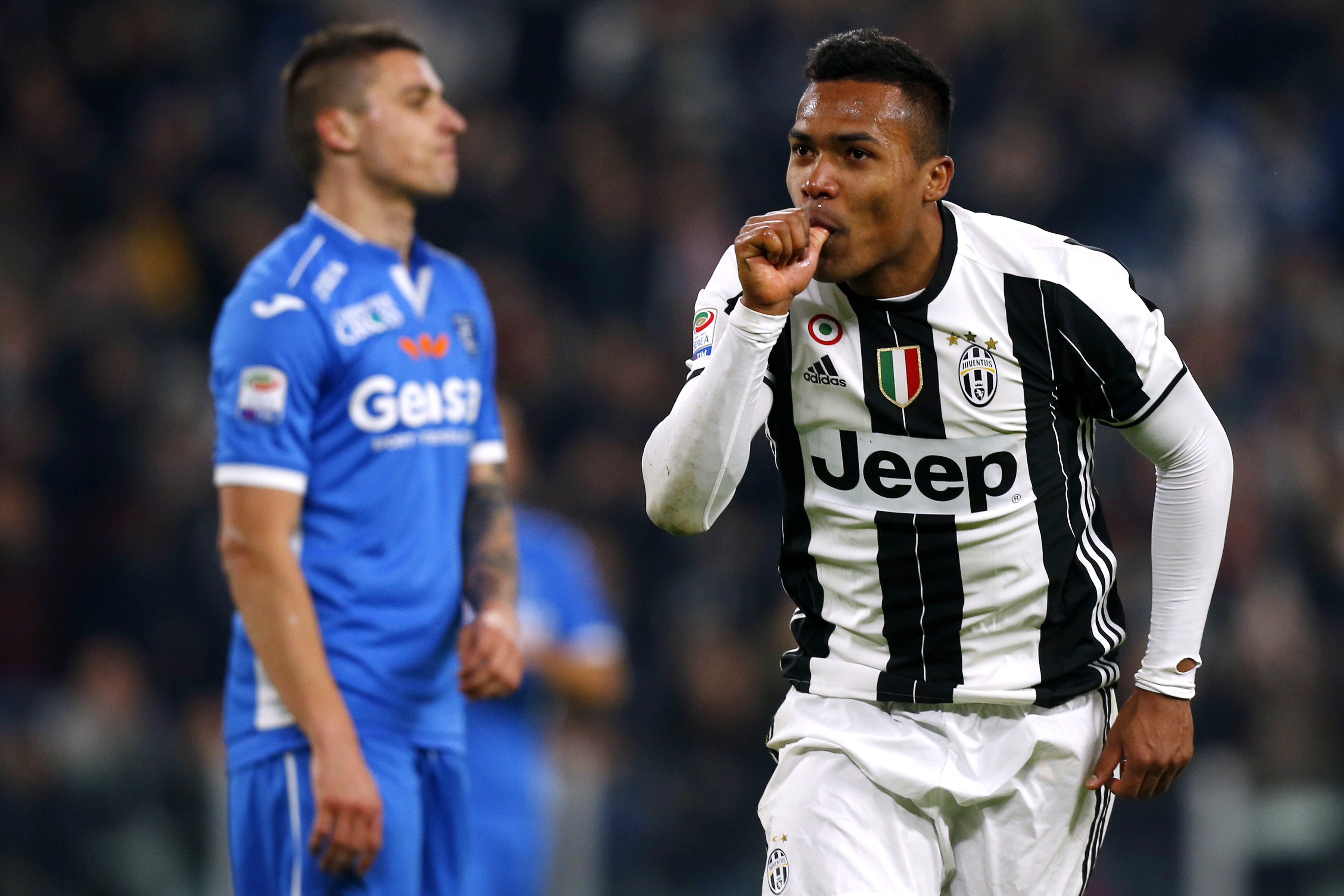 Manchester City prepara 60 milhões para contratar Alex Sandro