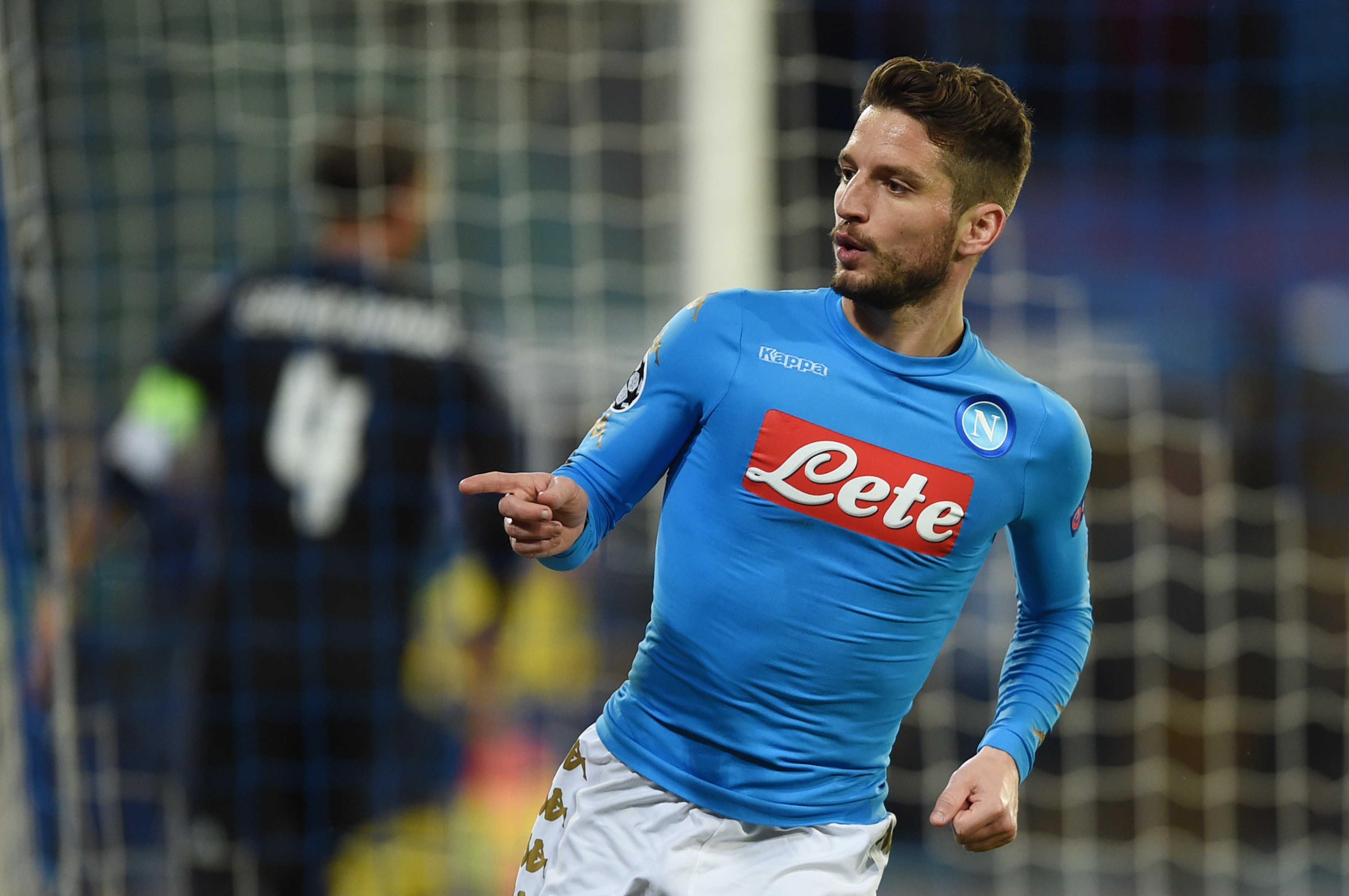 Mertens renova com o Nápoles