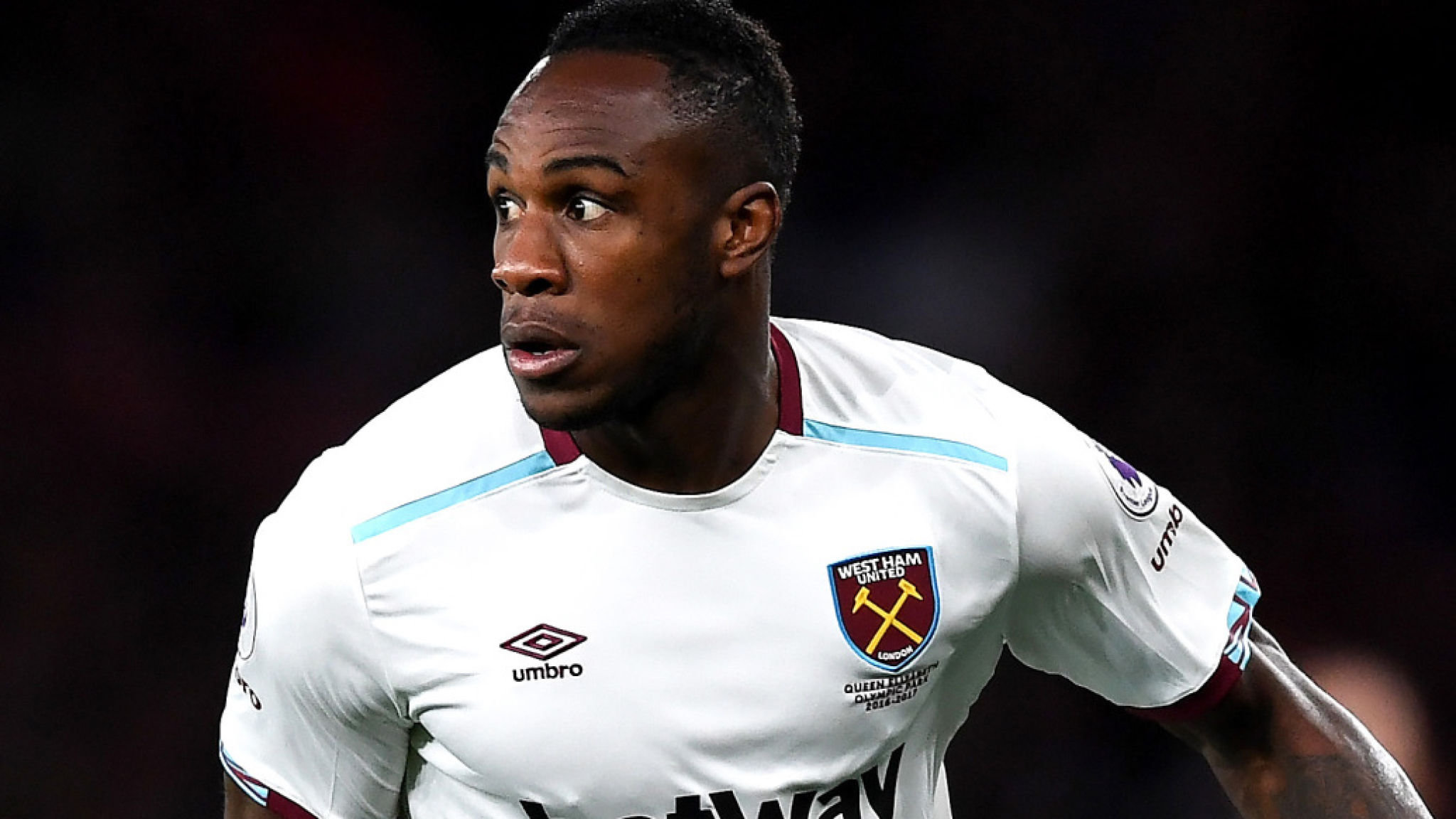 OFICIAL: Michail Antonio renova com o West Ham