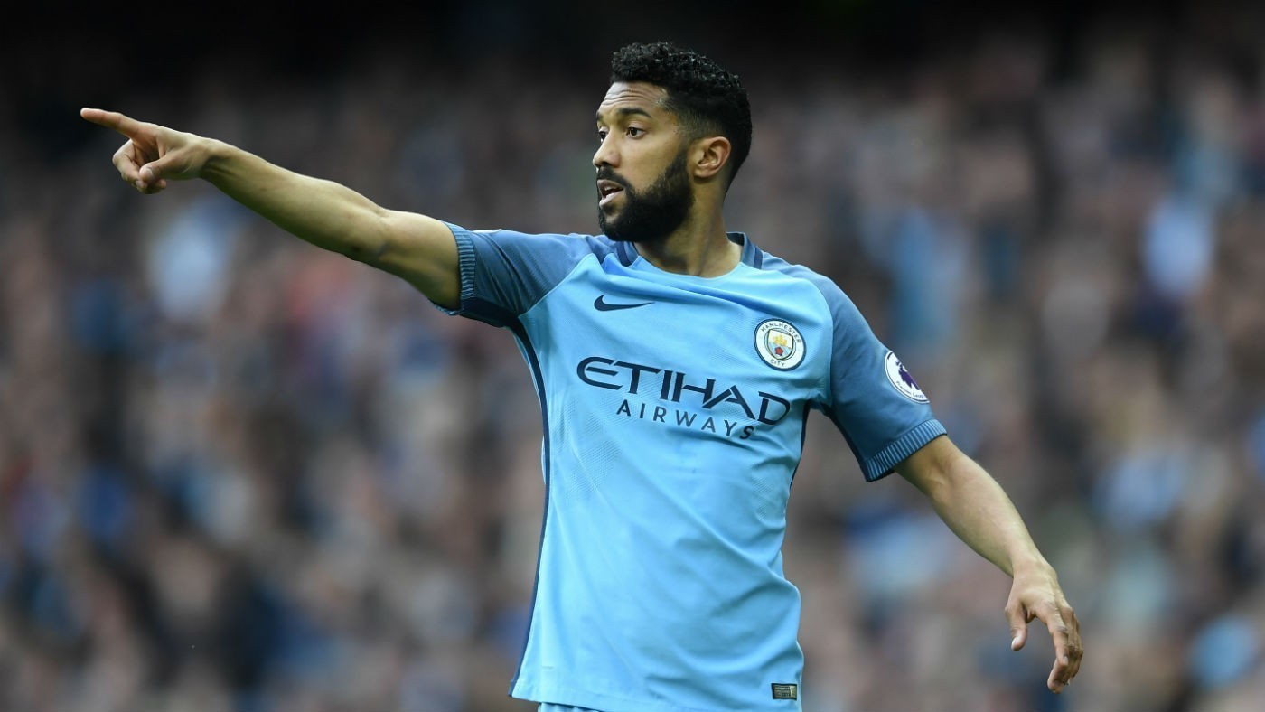 Liverpool avança por Clichy