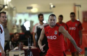 OFICIAL: Médio rescinde com o Benfica e assina pelo Aves