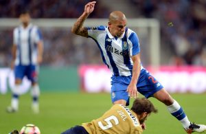 Maxi Pereira titular pela primeira vez na temporada