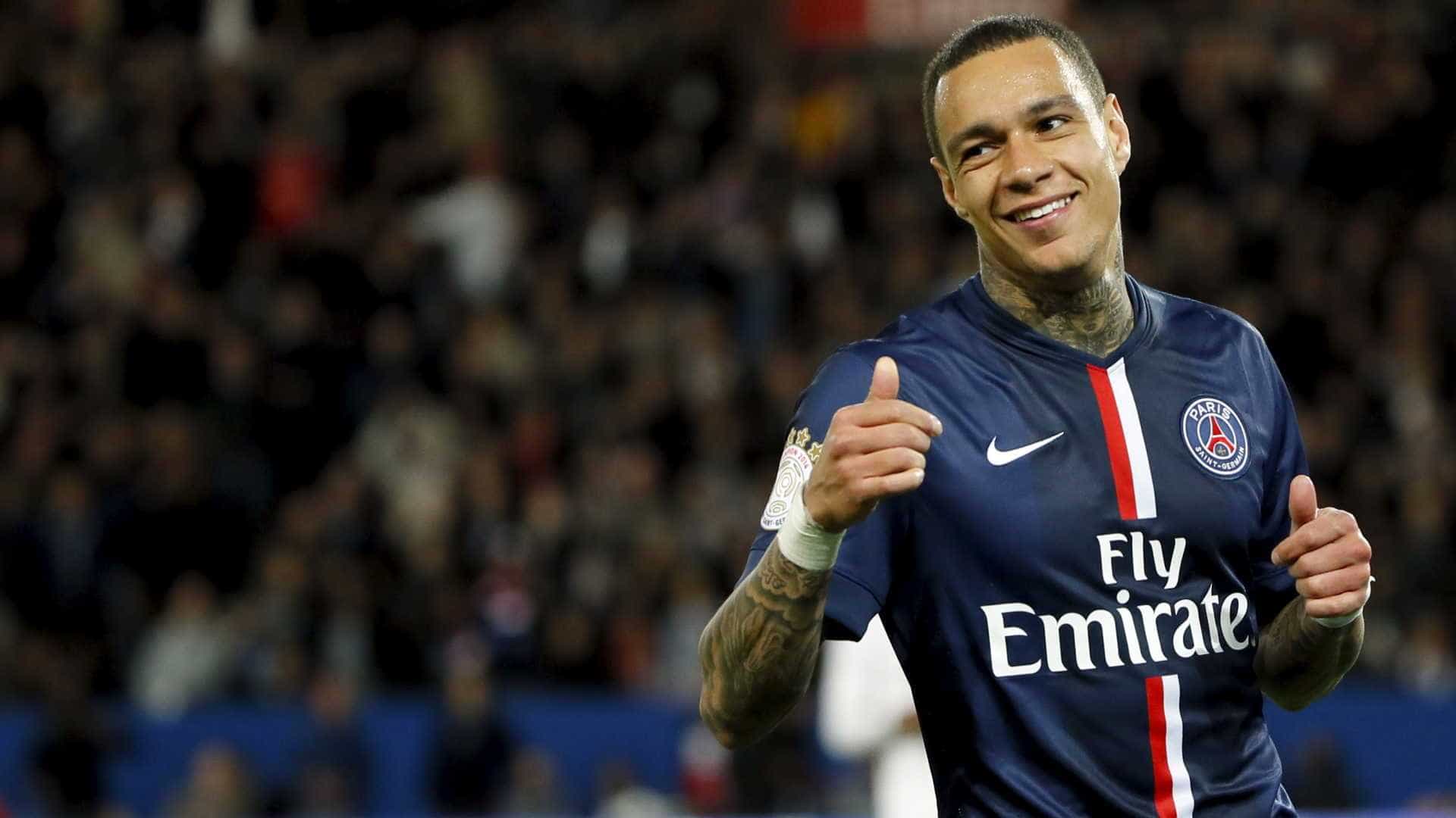 OFICIAL: Van Der Wiel é reforço