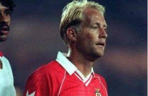 Magnusson confessa que jogou bêbado no Estádio da Luz em 2010