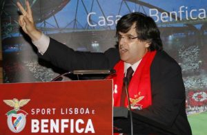 Pedro Guerra com documentos da FPF