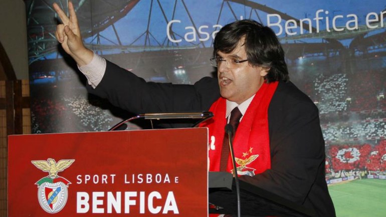 Pedro Guerra com documentos da FPF