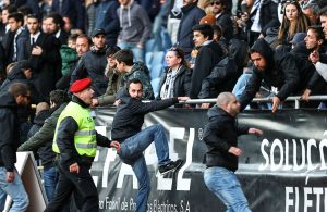 As imagens da invasão de campo