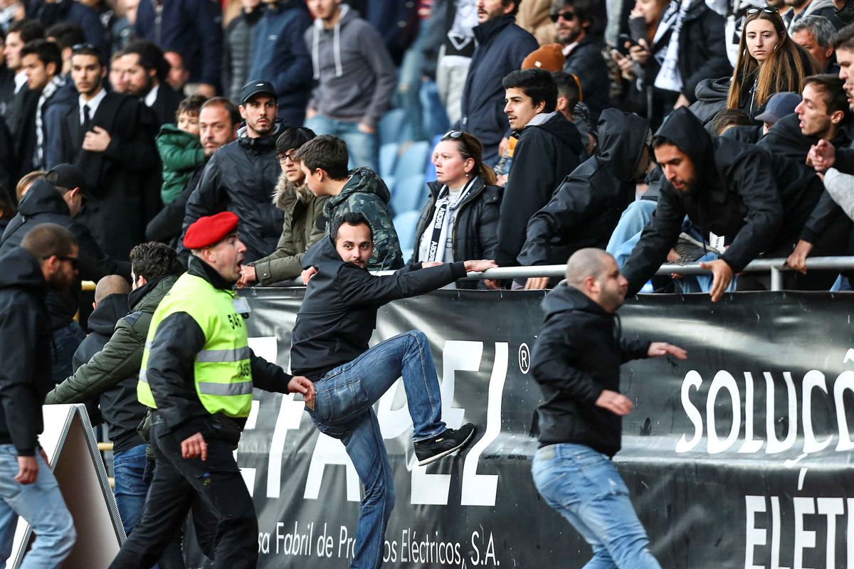 As imagens da invasão de campo