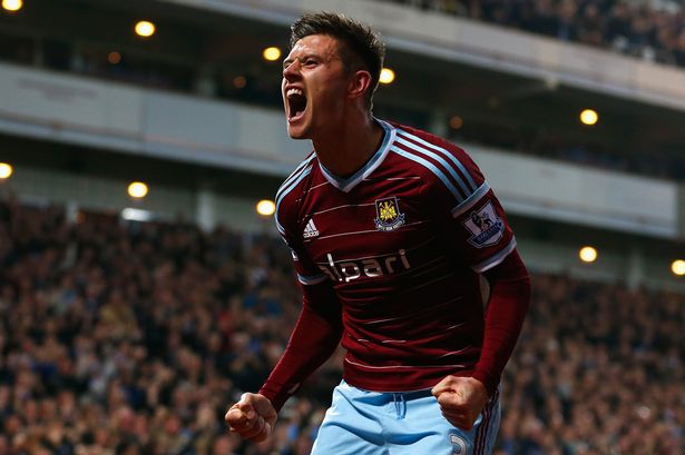 Aaron Cresswell a caminho de Merseyside.