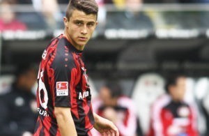 Benfica: No mercado à procura de um Defesa Central.