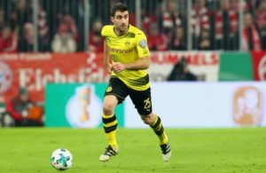 Sokratis quase de borla.