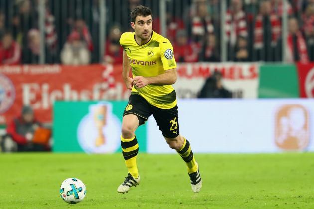 Sokratis quase de borla.