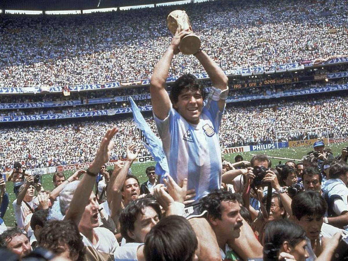 Maradona a peso de ouro.