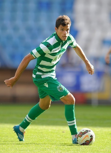 Augusto Inácio arruma a casa.