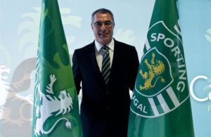 Augusto Inácio arruma a casa.