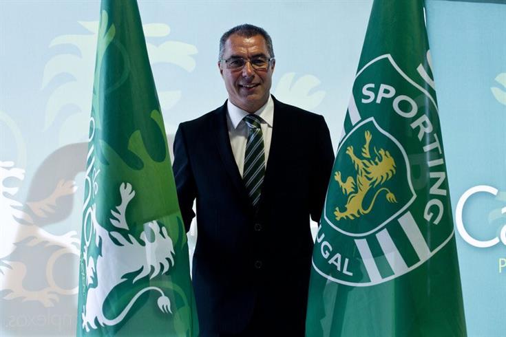 Augusto Inácio arruma a casa.