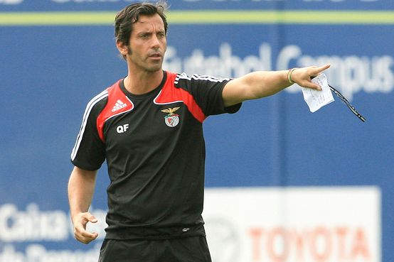 Quique Flores como favorito.