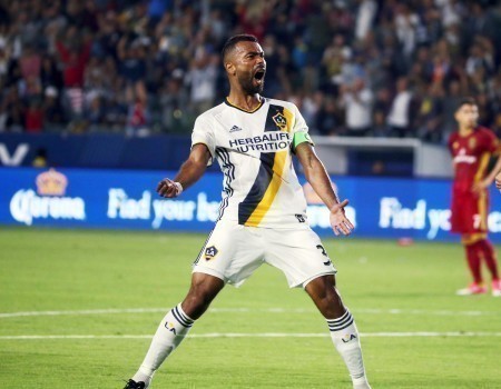 Ashley Cole sem clube.