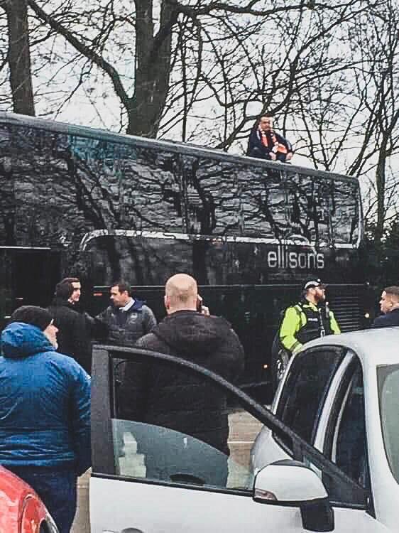 Adepto senta-se no autocarro