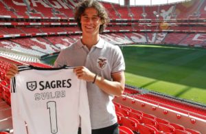 Svilar na corda bamba.