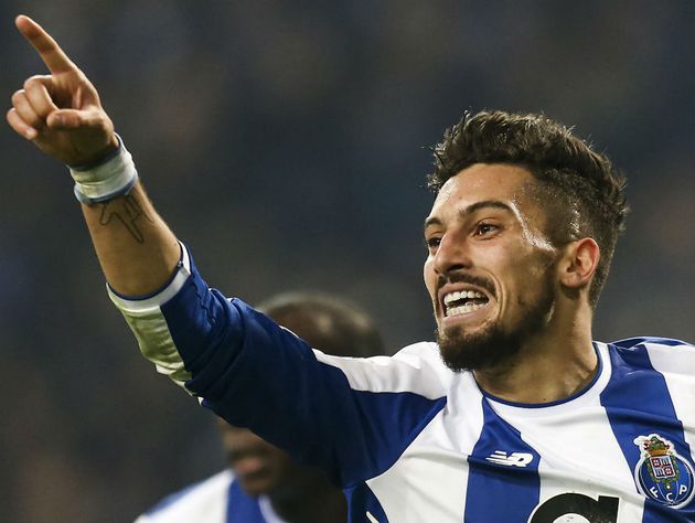 Travão por Alex Telles.