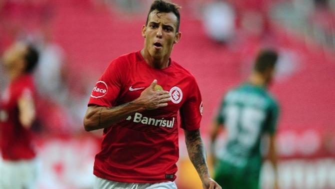 Ofensiva Portista por Iago.