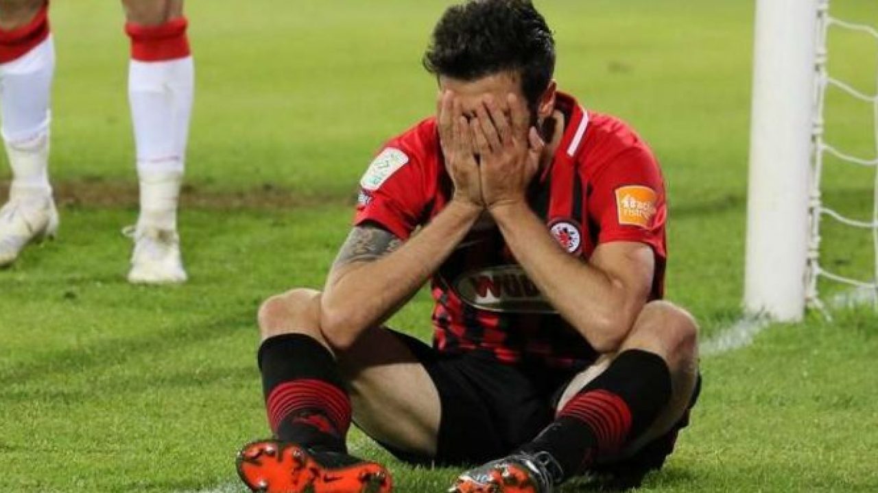 Insólito: Despromovido à 3ª divisão, está à venda por 1 euro.