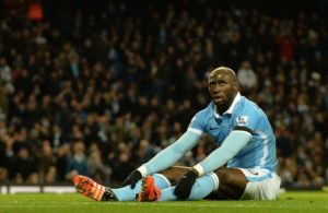 Mangala cai por terra.