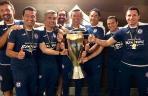 OFICIAL: Caixinha ergue mais um troféu.