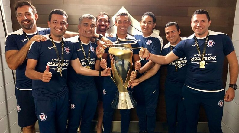 OFICIAL: Caixinha ergue mais um troféu.