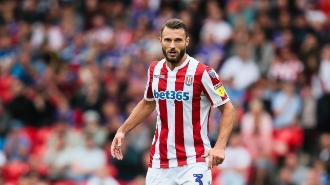 OFICIAL: Burnley apresenta novo Lateral Esquerdo.