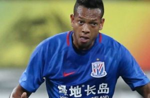 Emblemas portugueses atentos a Guarín.