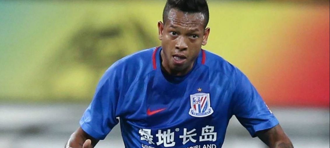 Emblemas portugueses atentos a Guarín.