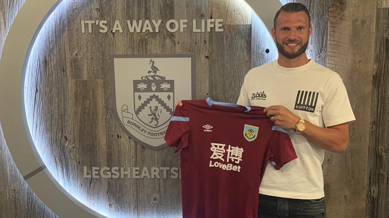 OFICIAL: Burnley apresenta novo Lateral Esquerdo.