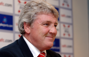 OFICIAL: Steve Bruce é o novo “Comandante”.