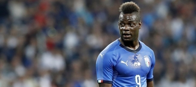 Balotelli em negociações com emblema italiano.