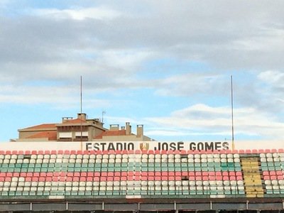 Mítico estádio José Gomes, à venda.