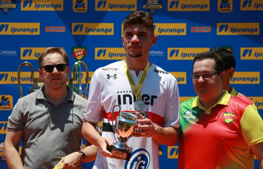 Benfica olha para Morato.