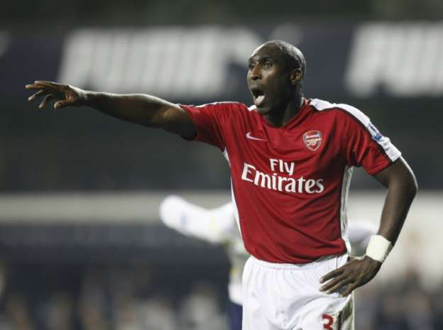 OFICIAL: Sol Campbell bate com a porta.