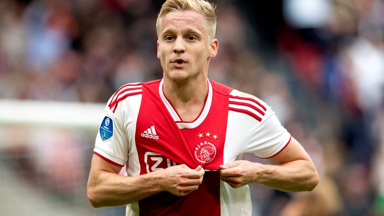 Donny van de Beek em cima da mesa.