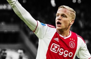 Donny van de Beek em cima da mesa.