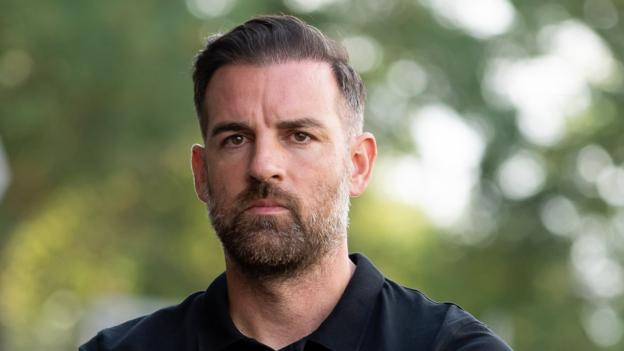 ESCÂNDALO: Metzelder investigado por pornografia infantil.