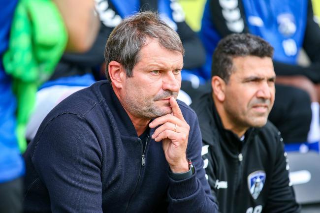 OFICIAL: Oldham sem treinador.