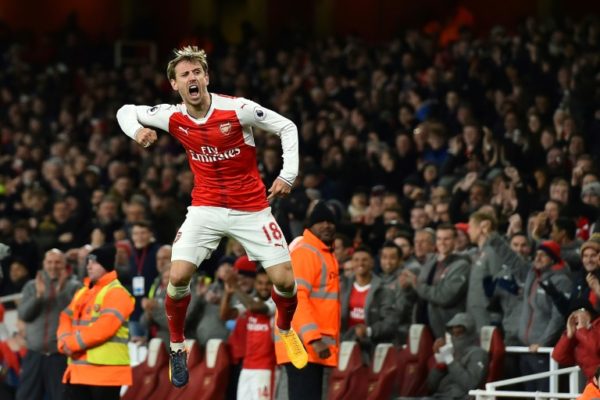 OFICIAL: 251 jogos depois, Nacho Monreal deixa o Arsenal.