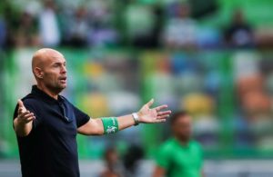 Kaizer em risco com solução interina.