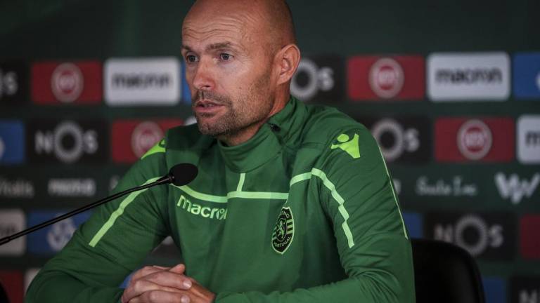 Kaizer em risco com solução interina.